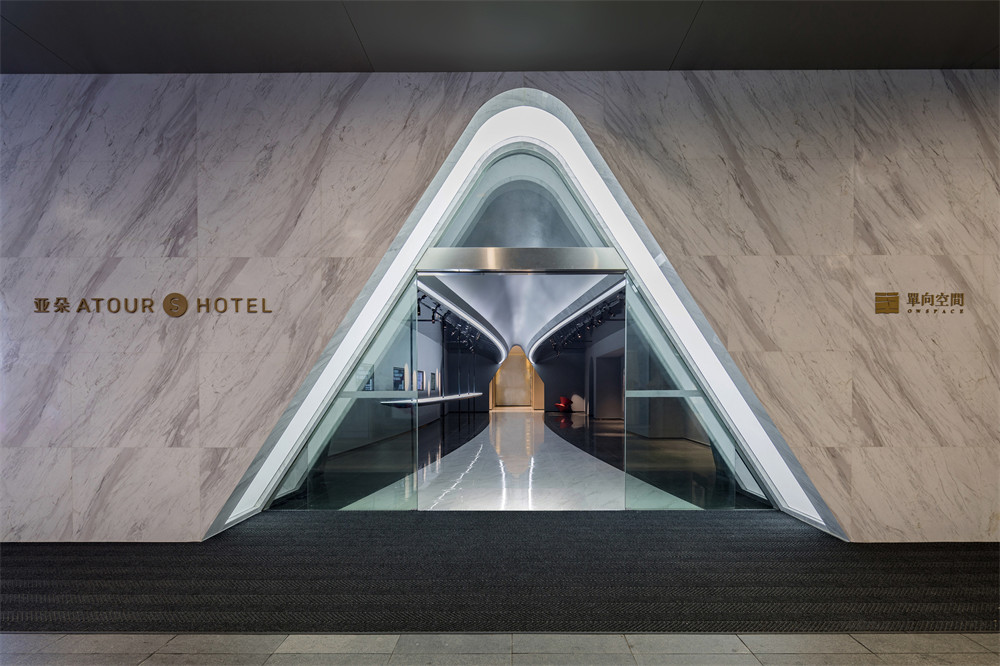 與書屋融合的亞朵 S 酒店裝修設(shè)計(jì)案例(圖1) 與書屋融合的亞朵 S 酒店裝修設(shè)計(jì)案例(圖1)