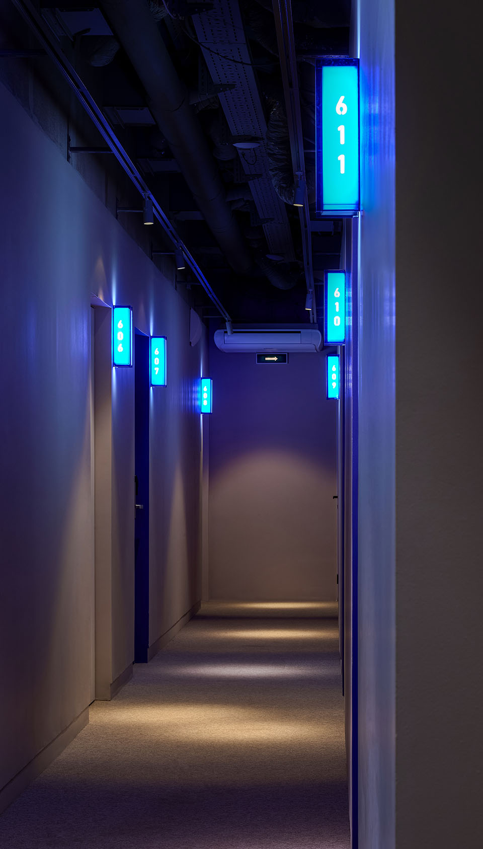 專為年輕人打造的低造價Faces酒店裝修設(shè)計方案(圖2) 10934370_vsszan1840532810542613.jpg