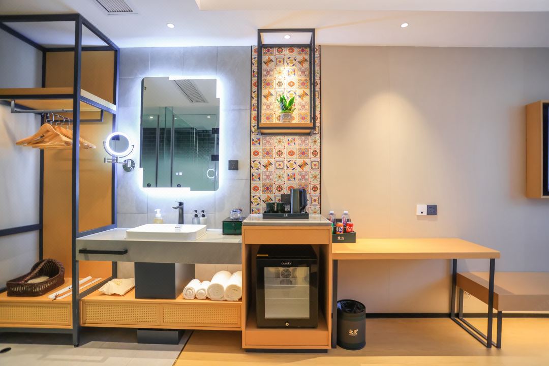 深圳秋果連鎖精品酒店裝修設(shè)計(jì)(圖11) 0206b12000ca0sgt2075B_W_1080_808_R5_D.jpg